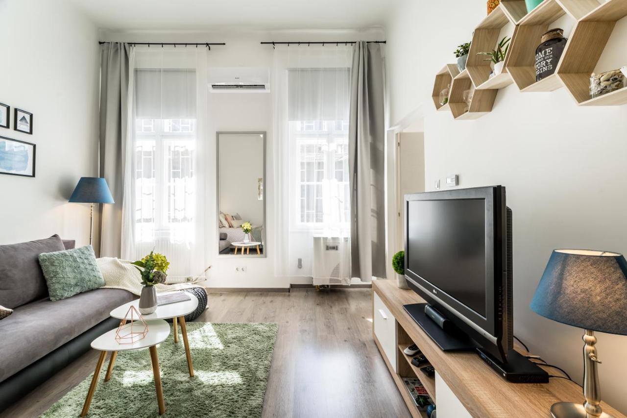 Sun-Splashed Retreat In The Heart Of A Vibrant Quarter Budapest Exterior foto