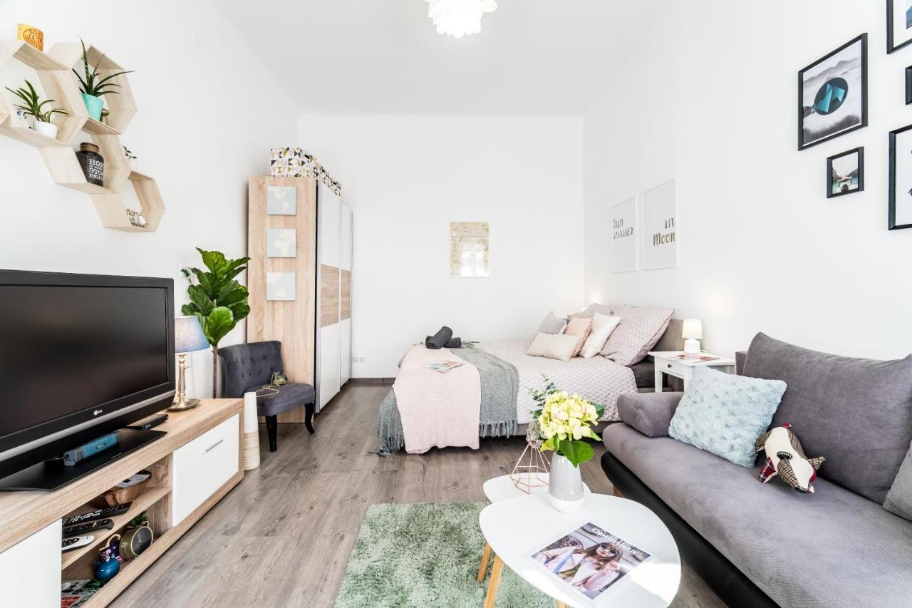 Sun-Splashed Retreat In The Heart Of A Vibrant Quarter Budapest Exterior foto