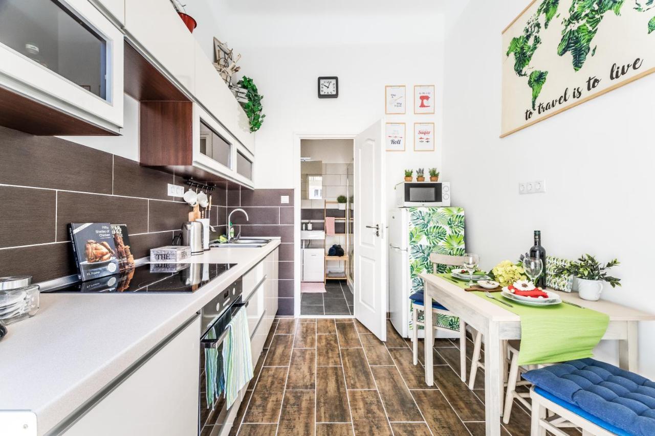 Sun-Splashed Retreat In The Heart Of A Vibrant Quarter Budapest Exterior foto