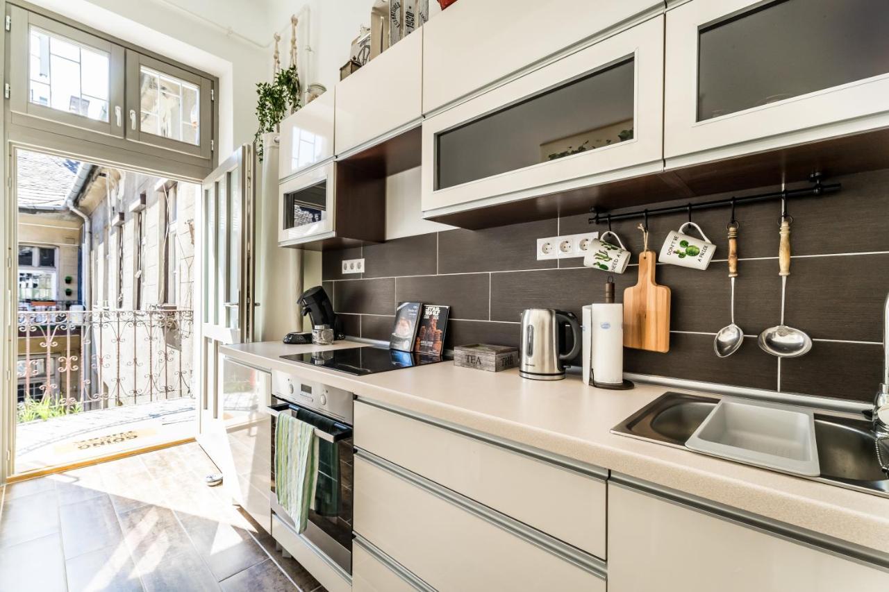 Sun-Splashed Retreat In The Heart Of A Vibrant Quarter Budapest Exterior foto