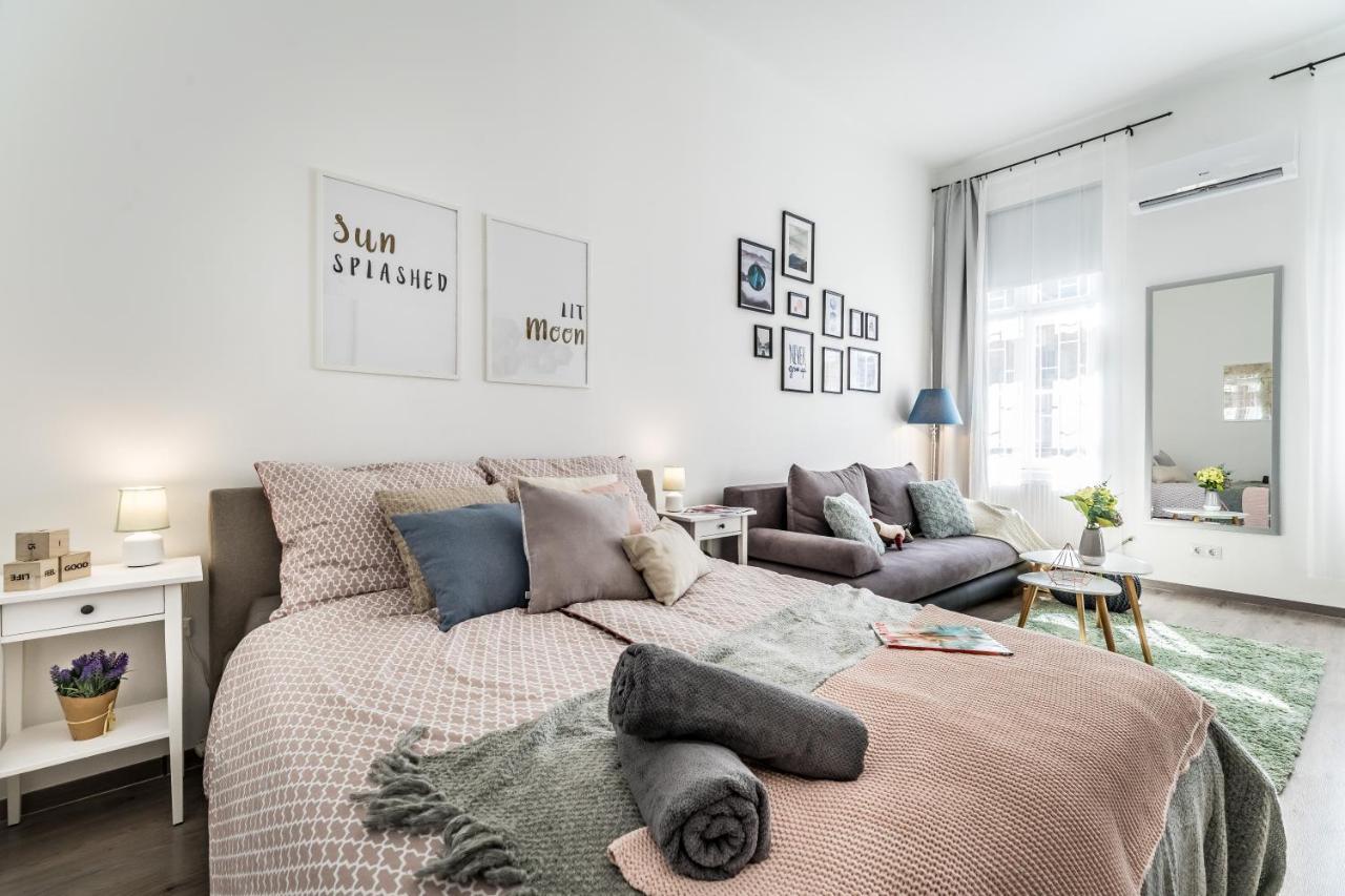 Sun-Splashed Retreat In The Heart Of A Vibrant Quarter Budapest Exterior foto