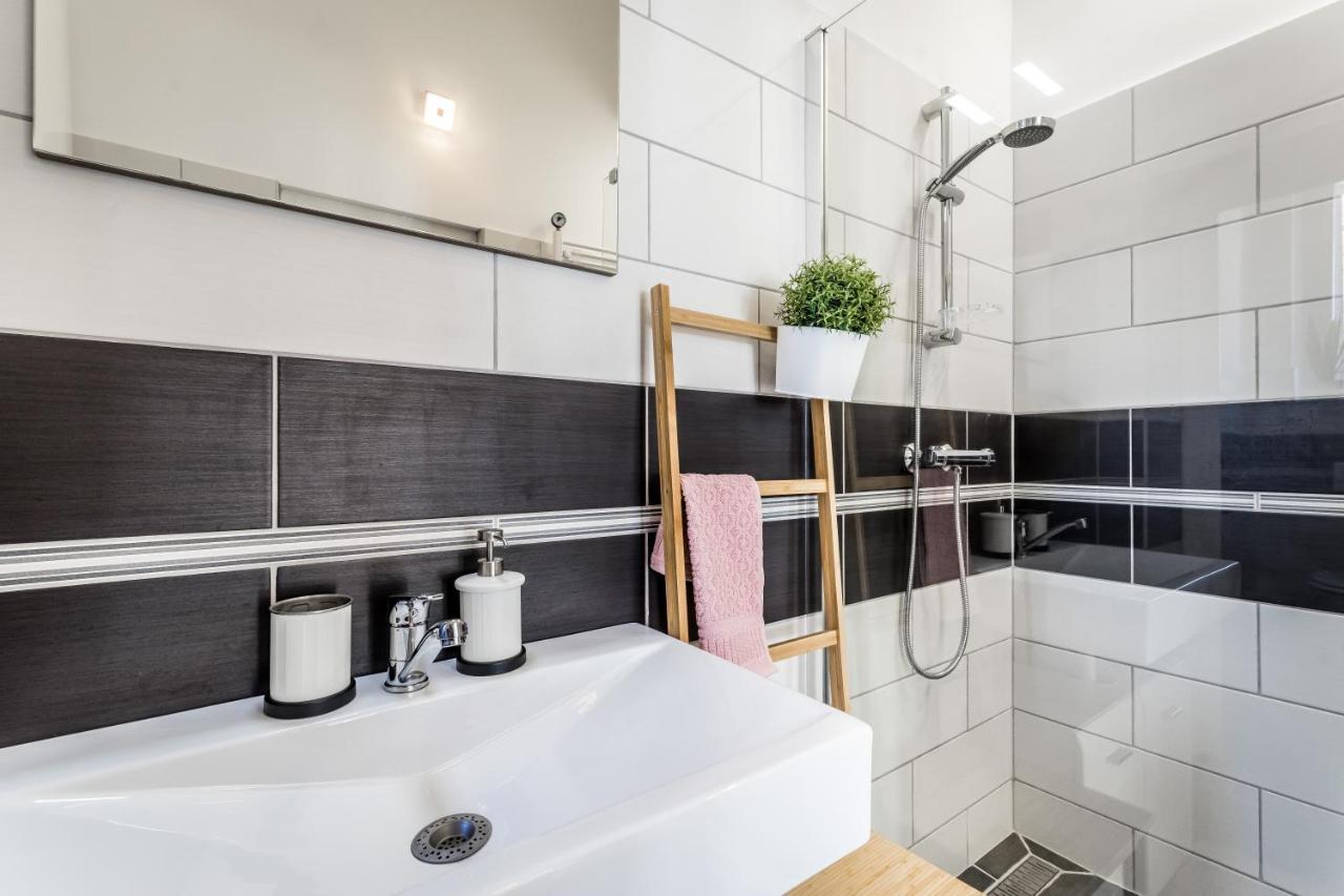 Sun-Splashed Retreat In The Heart Of A Vibrant Quarter Budapest Exterior foto
