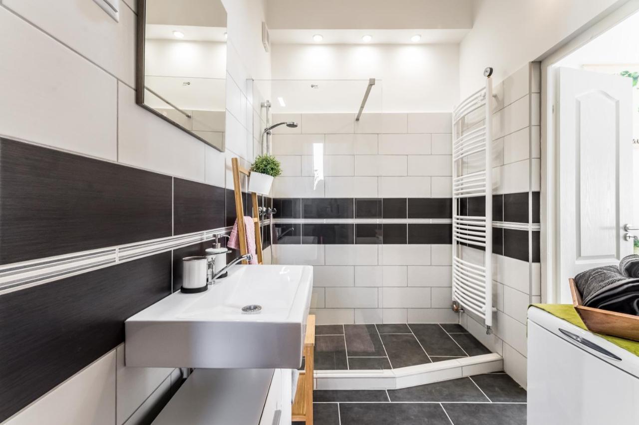 Sun-Splashed Retreat In The Heart Of A Vibrant Quarter Budapest Exterior foto