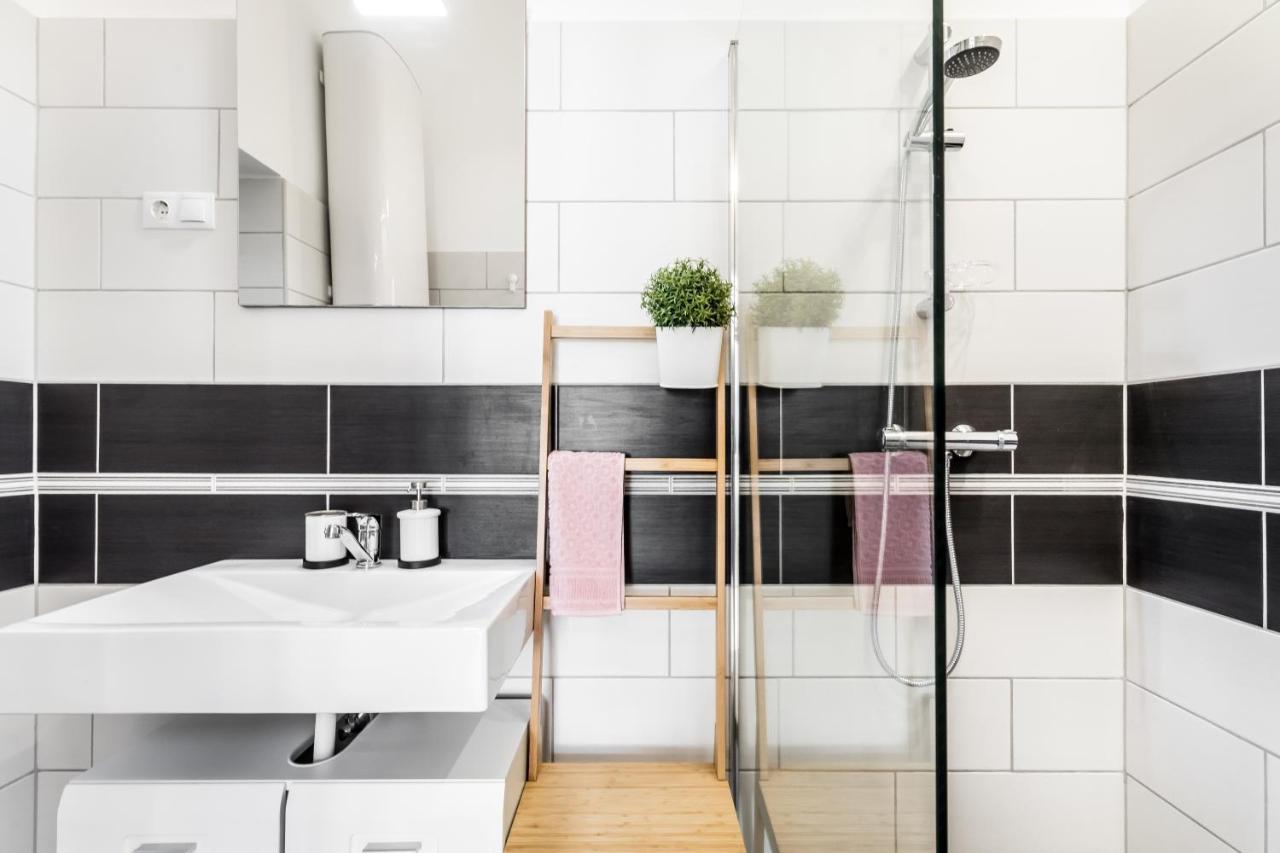 Sun-Splashed Retreat In The Heart Of A Vibrant Quarter Budapest Exterior foto